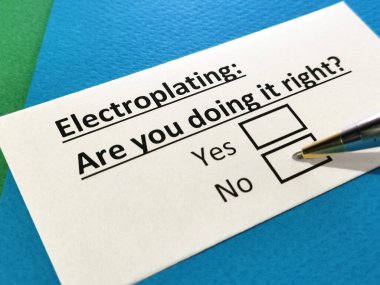 Bir kişi elektrokaplamayla ilgili soruya cevap veriyor..