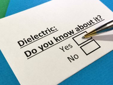 Bir kişi elektrikle ilgili soruya cevap veriyor..