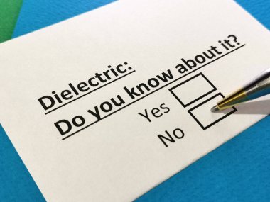 Bir kişi elektrikle ilgili soruya cevap veriyor..