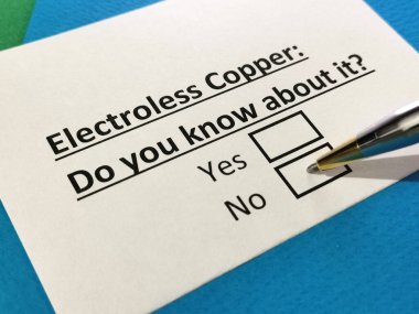 Bir kişi elektrolit bakırla ilgili soruya cevap veriyor..