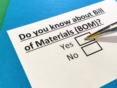 Malzeme Bildirgesi ile ilgili soruya bir kişi cevap veriyor (BOM).