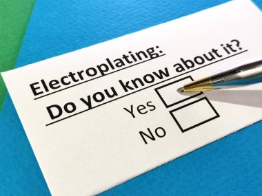 Bir kişi elektrokaplamayla ilgili soruya cevap veriyor..