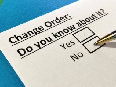 Bir kişi değişim sırasıyla ilgili soruya cevap veriyor..