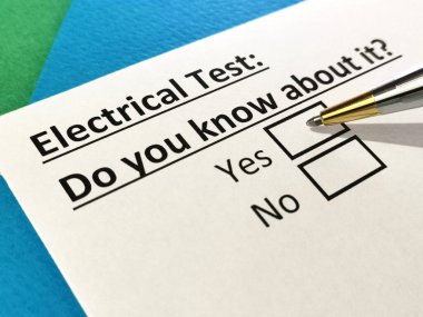 Bir kişi elektrik testiyle ilgili soruya cevap veriyor..