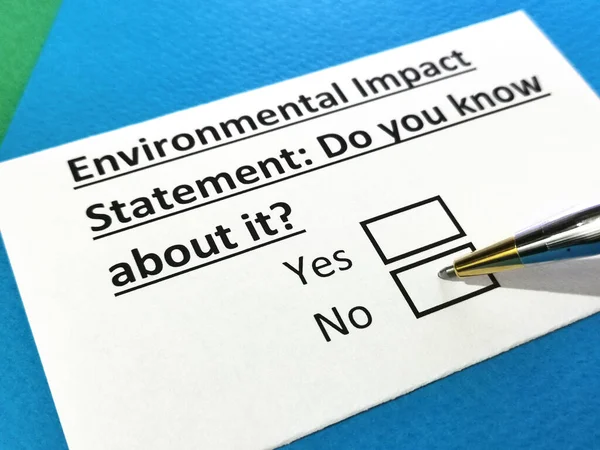 Eine Person Beantwortet Fragen Zur Umweltverträglichkeitsprüfung — Stockfoto