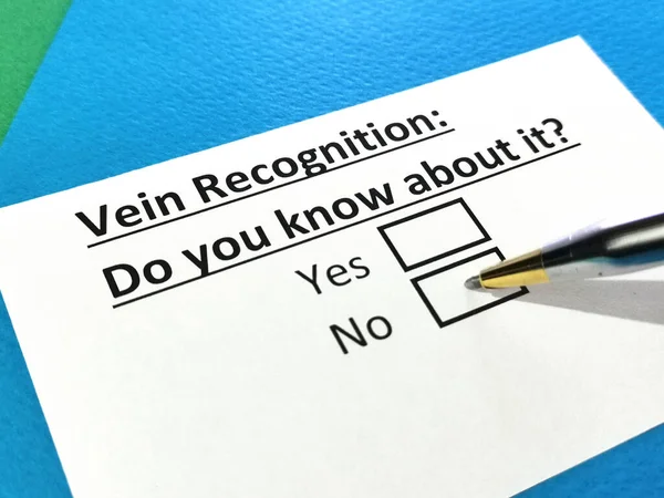 Bir kişi damar tanıma sorusuna cevap veriyor..