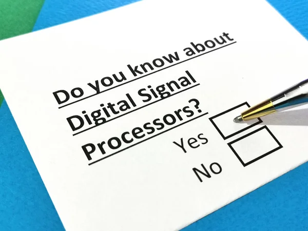 Una Persona Está Respondiendo Pregunta Sobre Procesadores Señal Digital — Foto de Stock