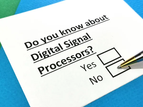 Una Persona Está Respondiendo Pregunta Sobre Procesadores Señal Digital — Foto de Stock