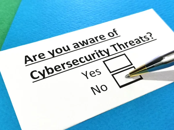 Una Persona Está Respondiendo Una Pregunta Sobre Amenazas Ciberseguridad — Foto de Stock