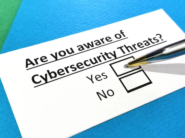 Una Persona Está Respondiendo Una Pregunta Sobre Amenazas Ciberseguridad — Foto de Stock