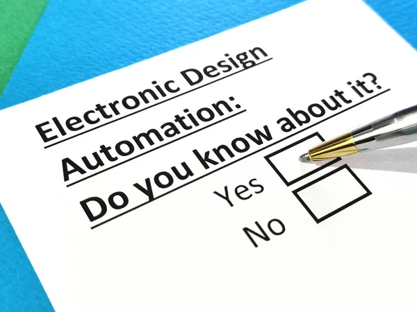 Una Persona Está Respondiendo Pregunta Sobre Automatización Del Diseño Electrónico — Foto de Stock