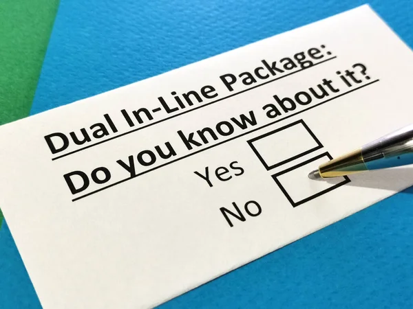 Bir kişi çift sıra paketiyle ilgili soruya cevap veriyor.