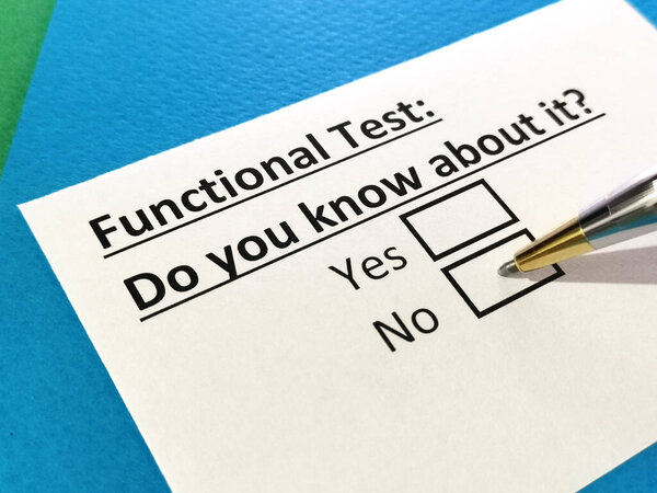 Один человек отвечает на вопрос о функциональном тесте.