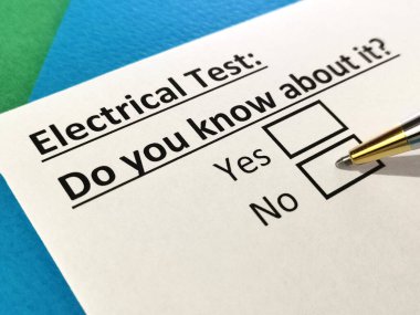 Bir kişi elektrik testiyle ilgili soruya cevap veriyor..
