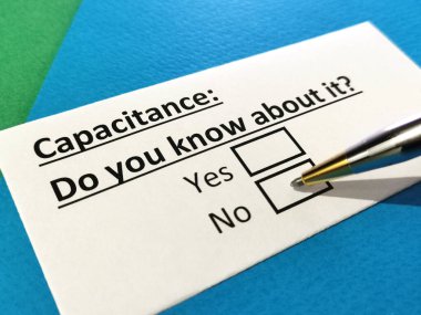 Bir kişi kapitalizmle ilgili soruya cevap veriyor..