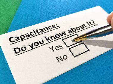 Bir kişi kapitalizmle ilgili soruya cevap veriyor..