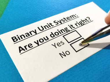 Bir kişi ikili birim sistemi ile ilgili soruya cevap veriyor.