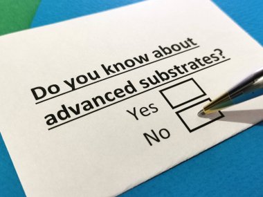 Bir kişi ileri substratlar hakkındaki soruyu cevaplıyor..