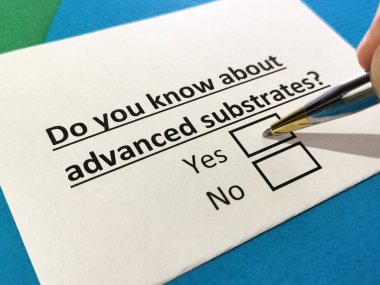 Bir kişi ileri substratlar hakkındaki soruyu cevaplıyor..