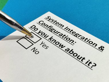 Bir kişi sistem entegrasyonu ve yapılandırması hakkındaki soruyu yanıtlıyor.