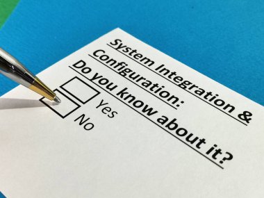 Bir kişi sistem entegrasyonu ve yapılandırması hakkındaki soruyu yanıtlıyor.