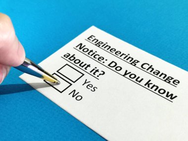 Bir kişi mühendislik değişikliği uyarısıyla ilgili soruya cevap veriyor..