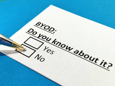 Bir kişi BYOD ile ilgili soruya cevap veriyor..