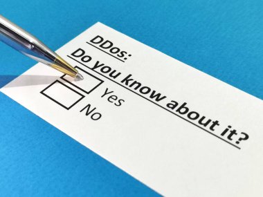 Bir kişi servisi reddetmekle ilgili soruyu cevaplıyor..