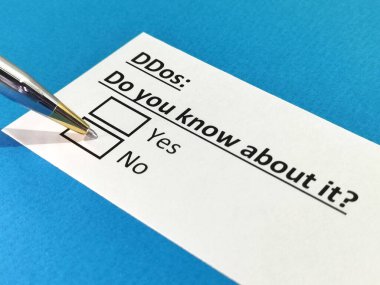 Bir kişi servisi reddetmekle ilgili soruyu cevaplıyor..