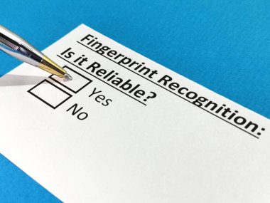 Bir kişi parmak izi tanıma sorusuna cevap veriyor..