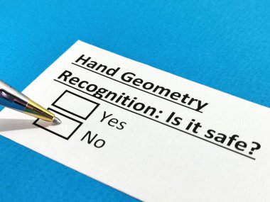 Bir kişi el geometrisiyle ilgili soruya cevap veriyor..