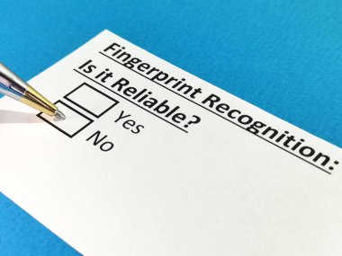 Bir kişi parmak izi tanıma sorusuna cevap veriyor..