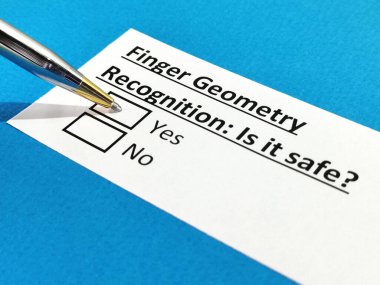 Bir kişi parmak geometrisiyle ilgili soruya cevap veriyor..