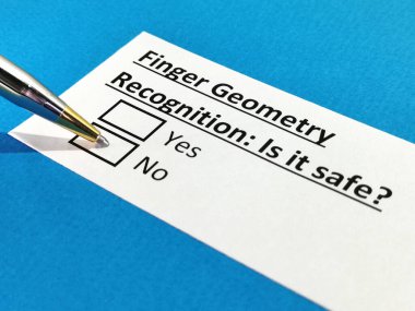 Bir kişi parmak geometrisiyle ilgili soruya cevap veriyor..