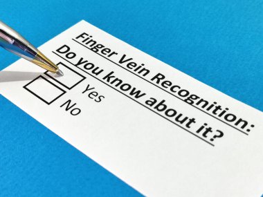 Bir kişi parmak damarı tanıma sorusuna cevap veriyor..