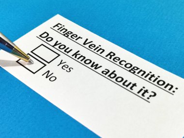 Bir kişi parmak damarı tanıma sorusuna cevap veriyor..