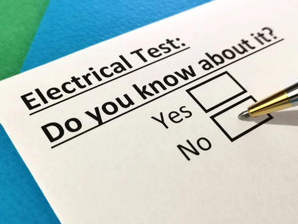 Bir kişi elektrik testiyle ilgili soruya cevap veriyor..