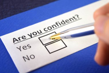 Bir kişi güvenle ilgili soruya cevap veriyor..