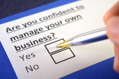 Bir kişi iş yönetimine olan güvenle ilgili soruya cevap veriyor..