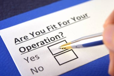 Bir kişi operasyonla ilgili soruya cevap veriyor.