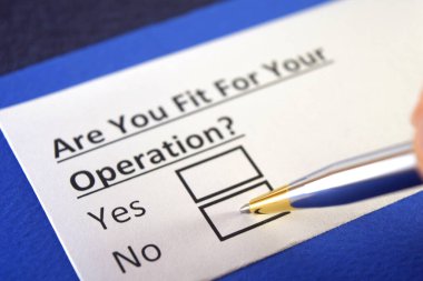 Bir kişi operasyonla ilgili soruya cevap veriyor.