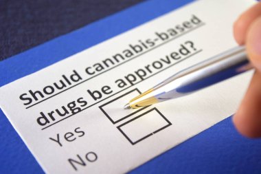 Bir kişi esrar bazlı uyuşturucular hakkındaki soruları yanıtlıyor.