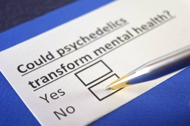 Bir kişi psikedeliklerle ilgili soruya cevap veriyor..