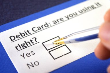 Bir kişi banka kartıyla ilgili soruya cevap veriyor.