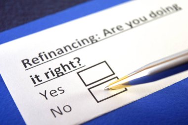 Bir kişi yeniden finanse edilmesiyle ilgili soruya cevap veriyor..