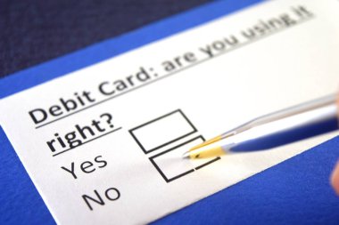 Bir kişi banka kartıyla ilgili soruya cevap veriyor.