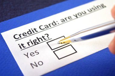 Bir kişi kredi kartıyla ilgili soruya cevap veriyor..