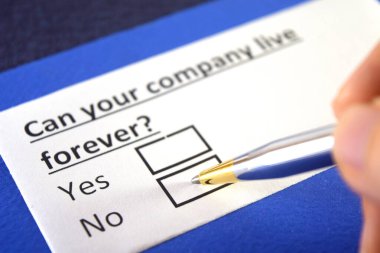 Bir kişi şirketle ilgili soruya cevap veriyor..