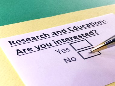 Bir kişi araştırma ve eğitim hakkındaki soruları yanıtlıyor.