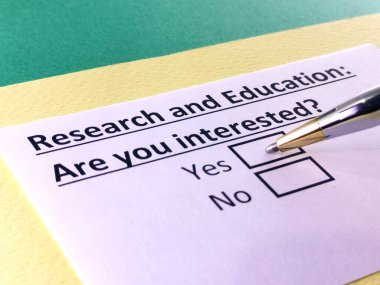 Bir kişi araştırma ve eğitim hakkındaki soruları yanıtlıyor.